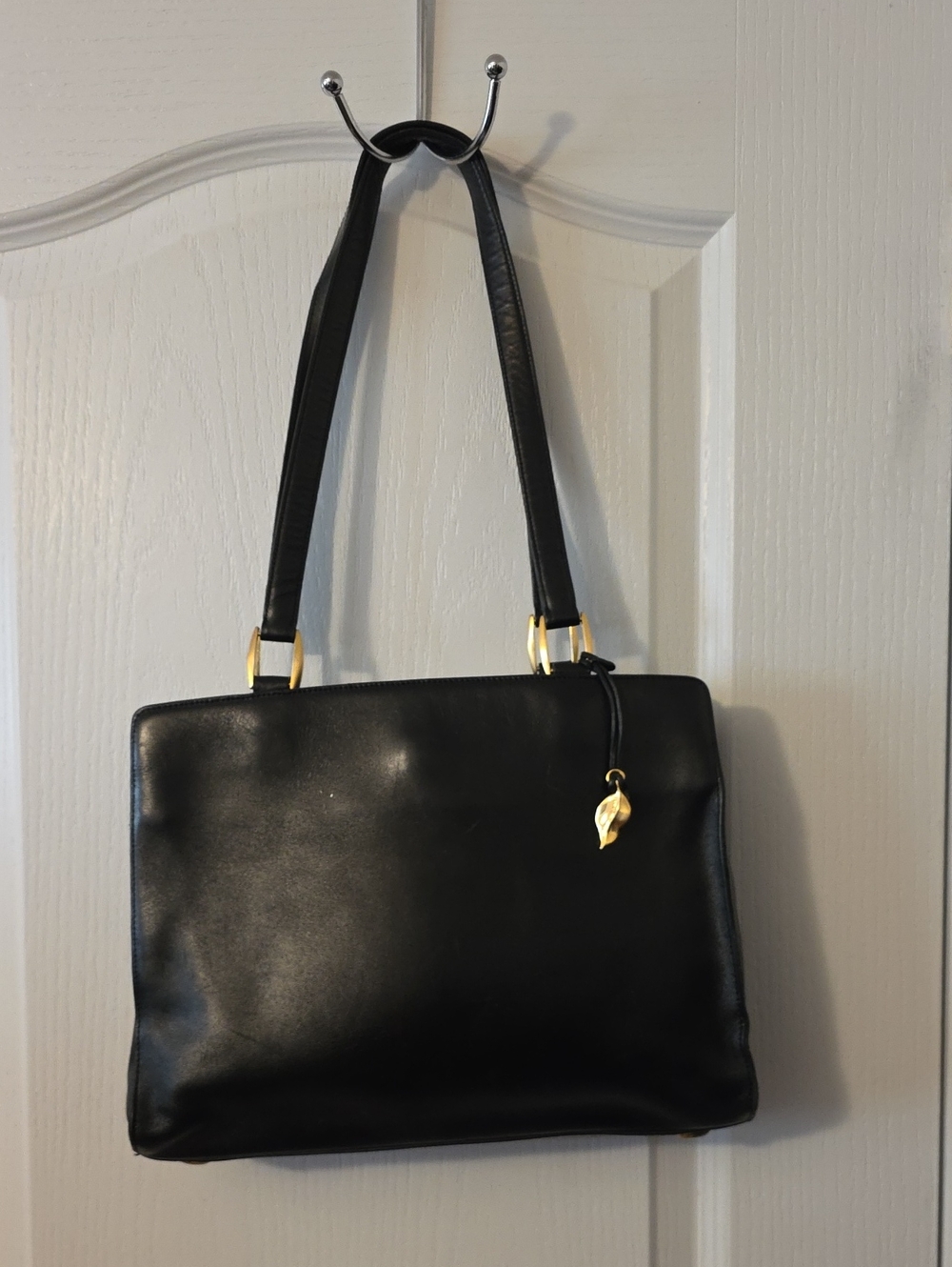 VINTAGE DANA BUCHMAN BLACK LEATHER SHOULDER BAG WITH GOLD ACCENTS